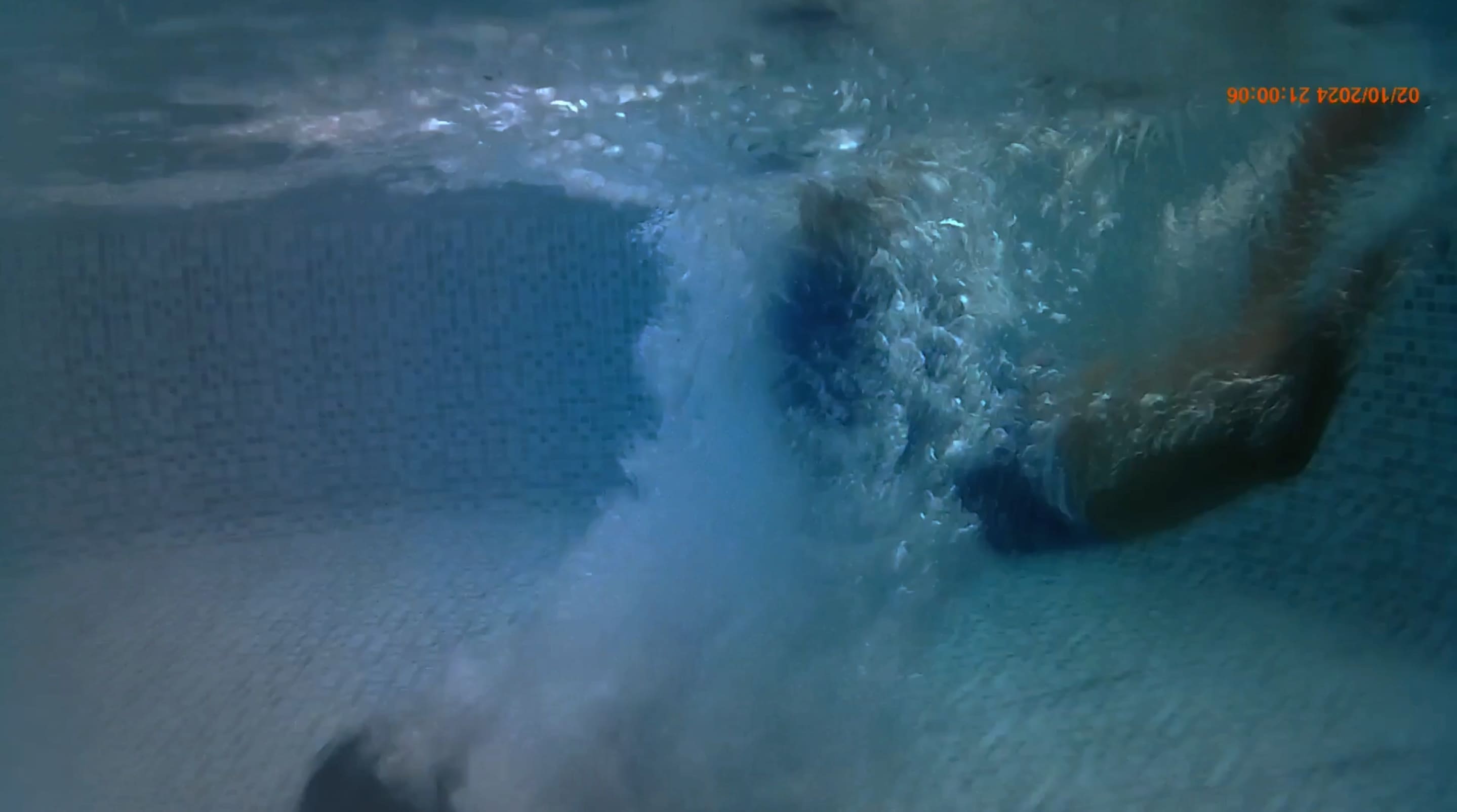 5e photographie de Psychical Pearls où on voit un homme tomber dans une piscine. Le plan est filmé sous l'eau.